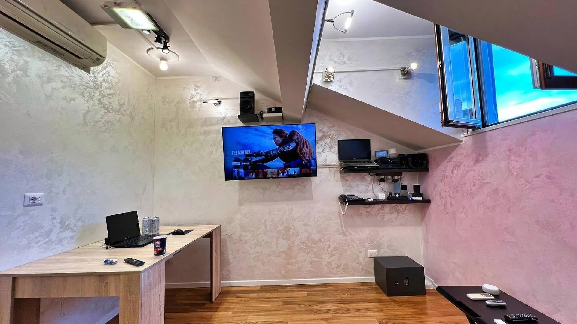 Апартаменты Chic Green Penthouse - Domotic Comfort In Milans Trendy Nightlife District